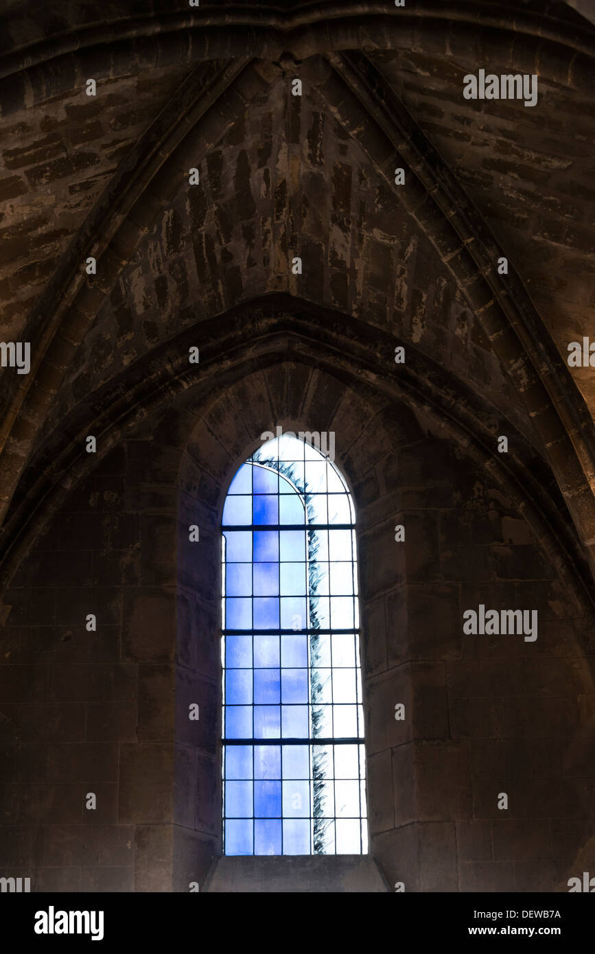 Trompe-l'oeil créé par vitrail, Saint Jacques 12l'église du xiie siècle à Reims, France Banque D'Images
