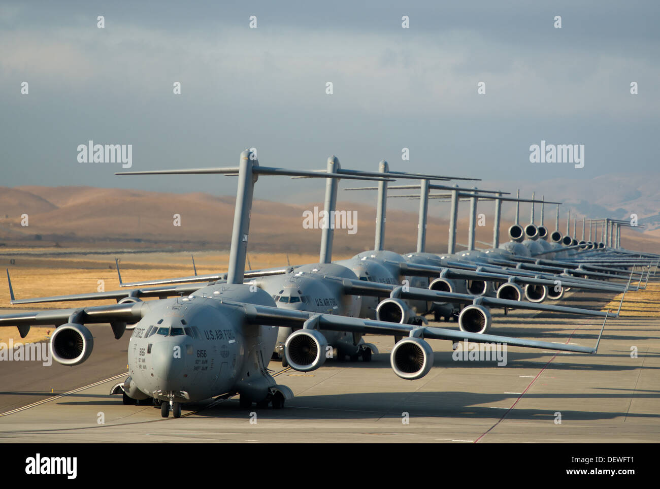 22 Un avion de la 'liberté' de lancement a eu lieu à TRAVIS AFB, Californie, le 11 septembre 2013. Sept C-17 Globemaster III, 11 KC-10 Extender et quatre C-5B de galaxies la 60e Escadre de mobilité aérienne alignés dans ce qu'est historiquement appelé 'elephant walk, l' Banque D'Images