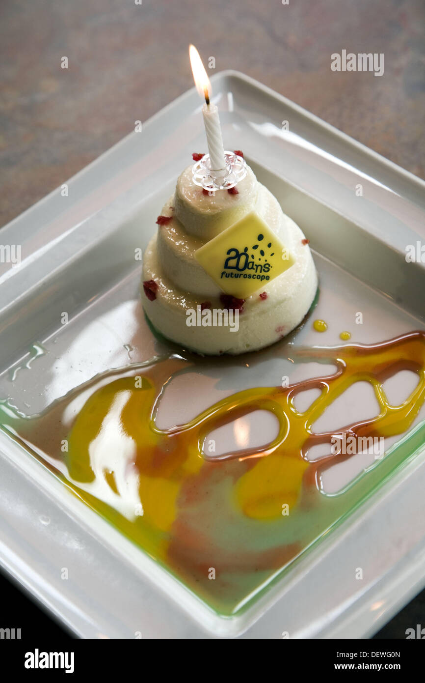 e Anniversaire Gateau Cascade De Chocolat Blanc Restaurant Le Cristal Le Futuroscope Parc A Theme De L Image Et Du Son Poitiers Photo Stock Alamy