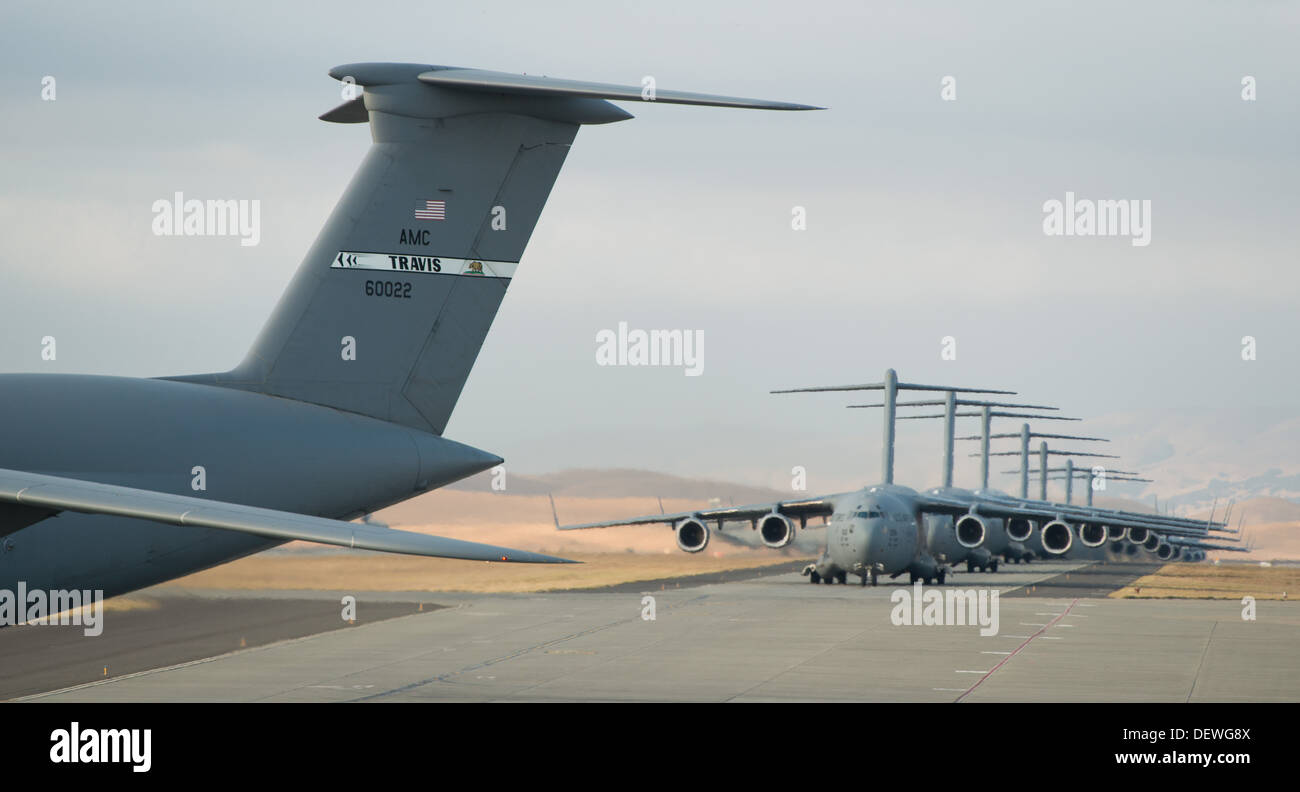 22 Un avion de la 'liberté' de lancement a eu lieu à TRAVIS AFB, Californie, le 11 septembre 2013. Sept C-17 Globemaster III, 11 KC-10 Extender et quatre C-5B de galaxies la 60e Escadre de mobilité aérienne alignés dans ce qu'est historiquement appelé 'elephant walk, l' Banque D'Images
