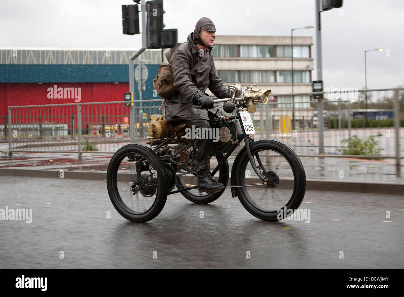 Londres à Brighton vétéran automobile (voiture) exécuté en 2012. Un homme monté sur un tricycle à essence. Banque D'Images