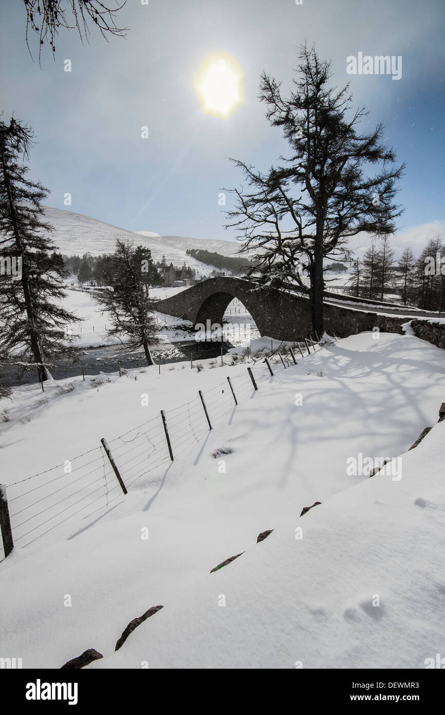 Gairnshiel Bridge en hiver à Glen Gairn dans Aberdeenshire, Ecosse Banque D'Images