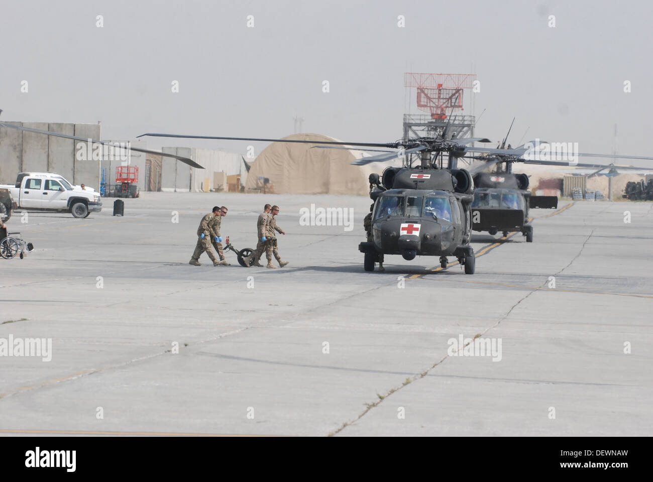 U.S. Army Medical personnel affecté à Heathe N. Craig de l'hôpital interarmées de théâtre préparer pour déplacer un patient d'un HH-60 Black Hawk helicopte d'évacuation médicale à l'aérodrome de Bagram, dans la province de Parwan, à l'Afghanistan, le 13 septembre 2013 Banque D'Images