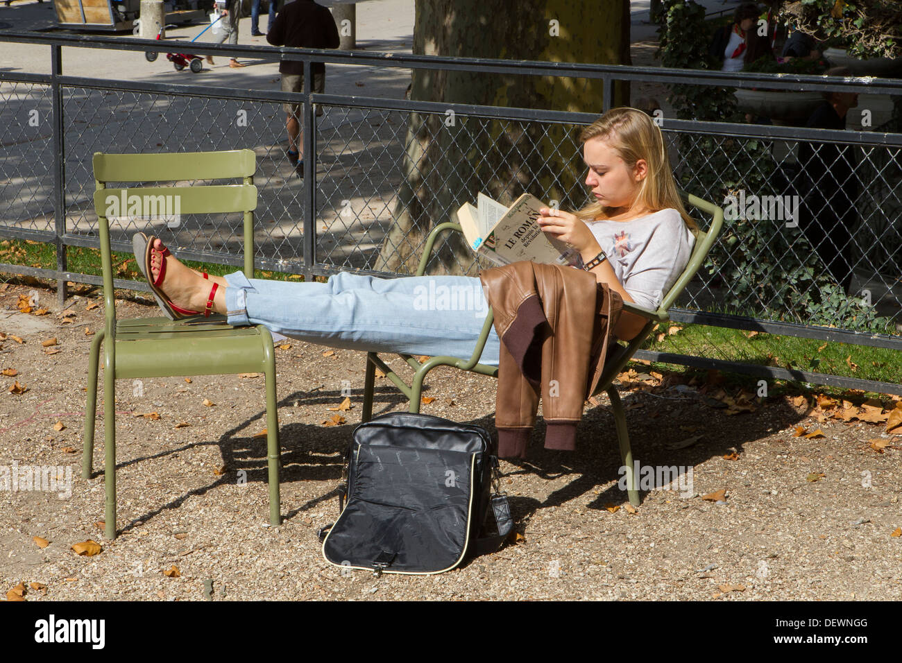 jeune femme assise seule dans le parc Banque D'Images