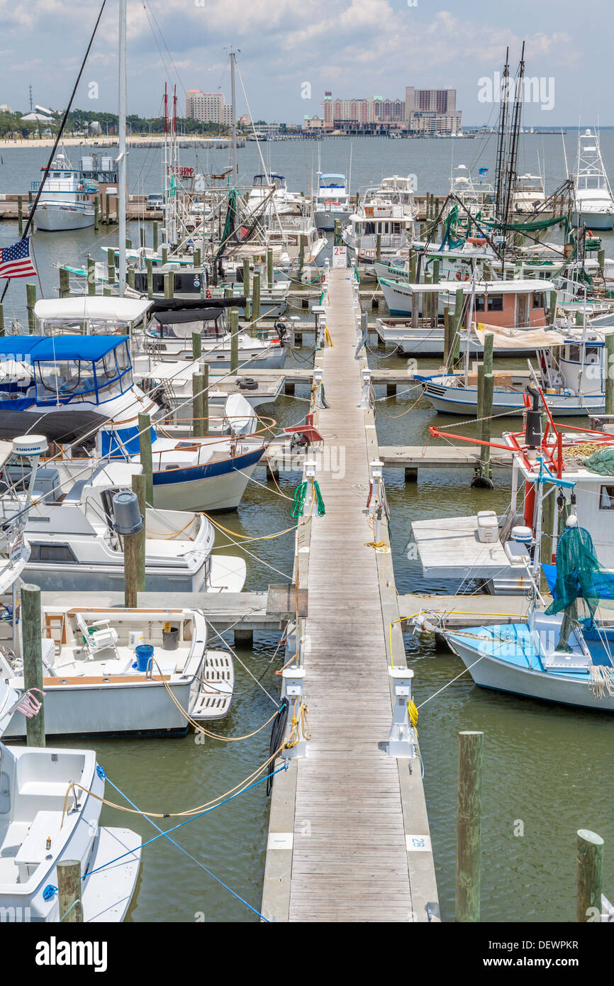 Bateaux privés et commerciaux ont accosté dans le port pour petits bateaux de Biloxi, Mississippi sur le golfe du Mexique Banque D'Images