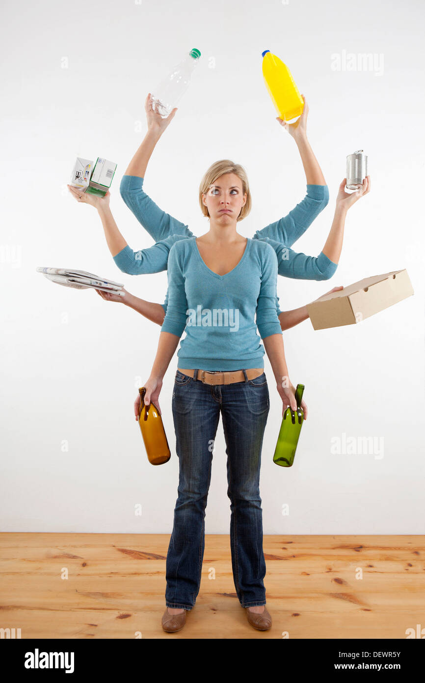 Femme avec huit bras tenant les matériaux recyclables Photo Stock - Alamy