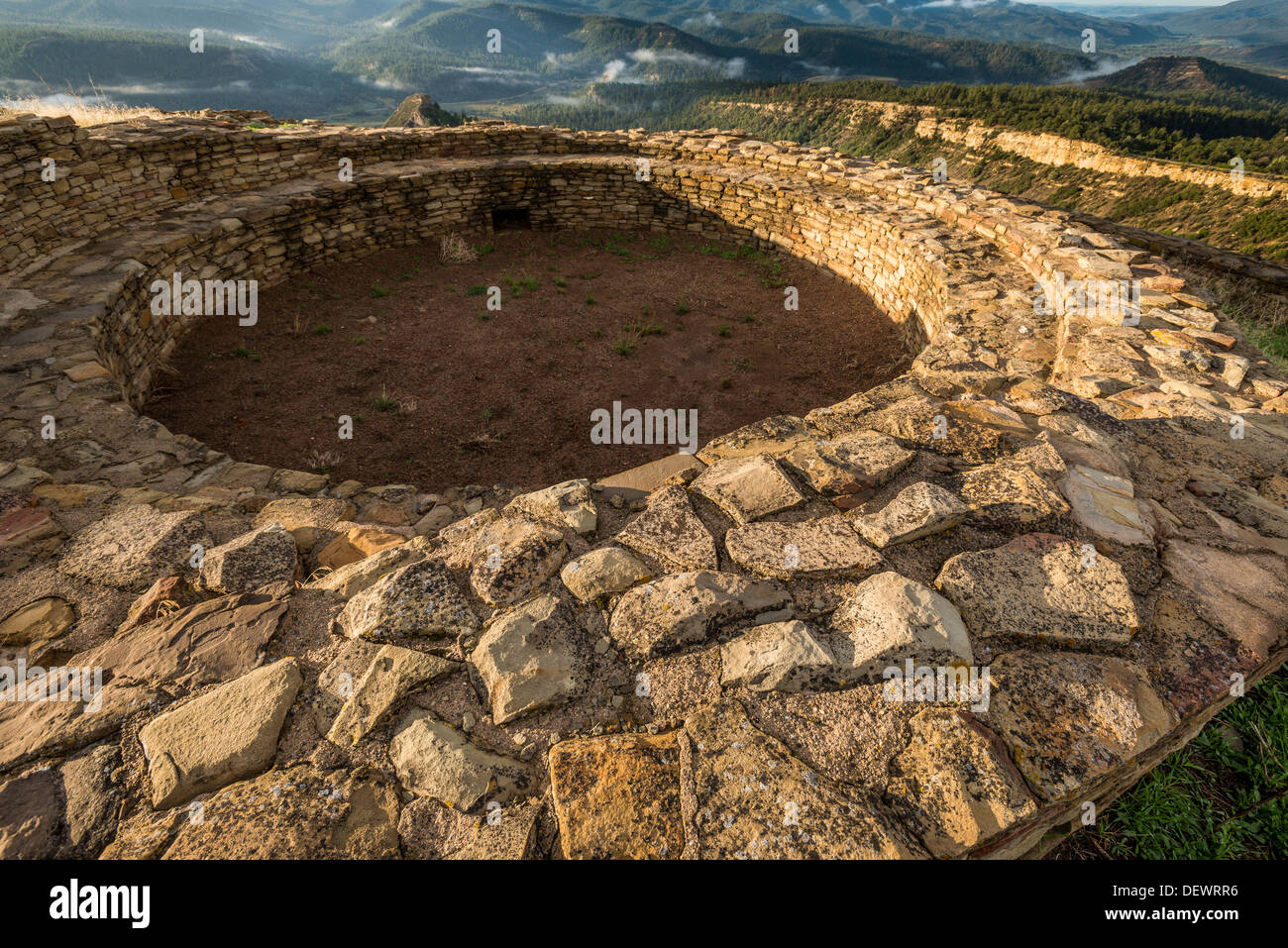 Grande maison Pueblo et kiva, Chimney Rock National Monument, Pagosa Springs (Colorado). Banque D'Images