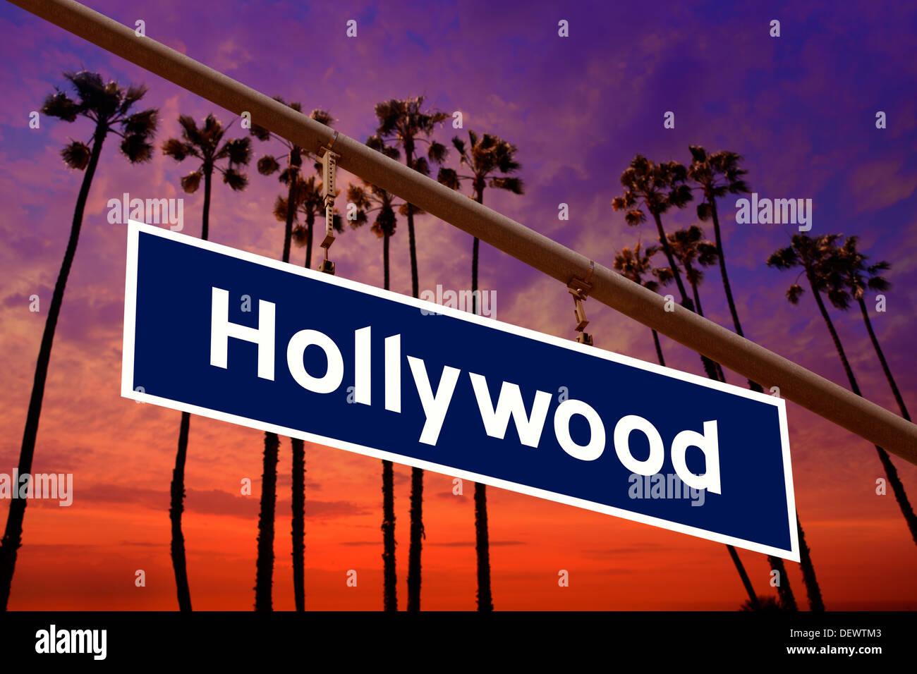 Hollywood California road sign sur feu rouge avec palmiers ciel photo mont Banque D'Images