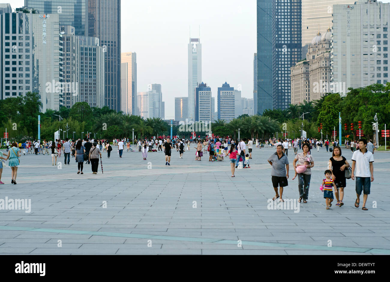 Les gens à pied , Guangzhou Zhujiang New Town Banque D'Images