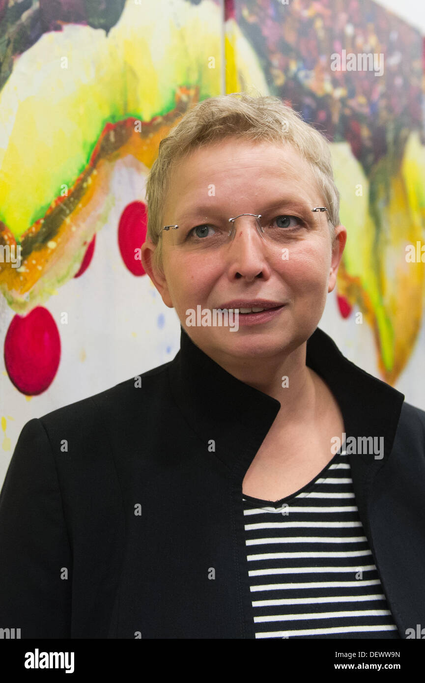 L'artiste Kirsten Kloeckner se trouve dans son exposition 'choisi : pillé art I et II" à l'Académie des Arts de Berlin, Allemagne, 20 septembre 2013. Photo : MAURIZIO GAMBARINI/dpa Banque D'Images