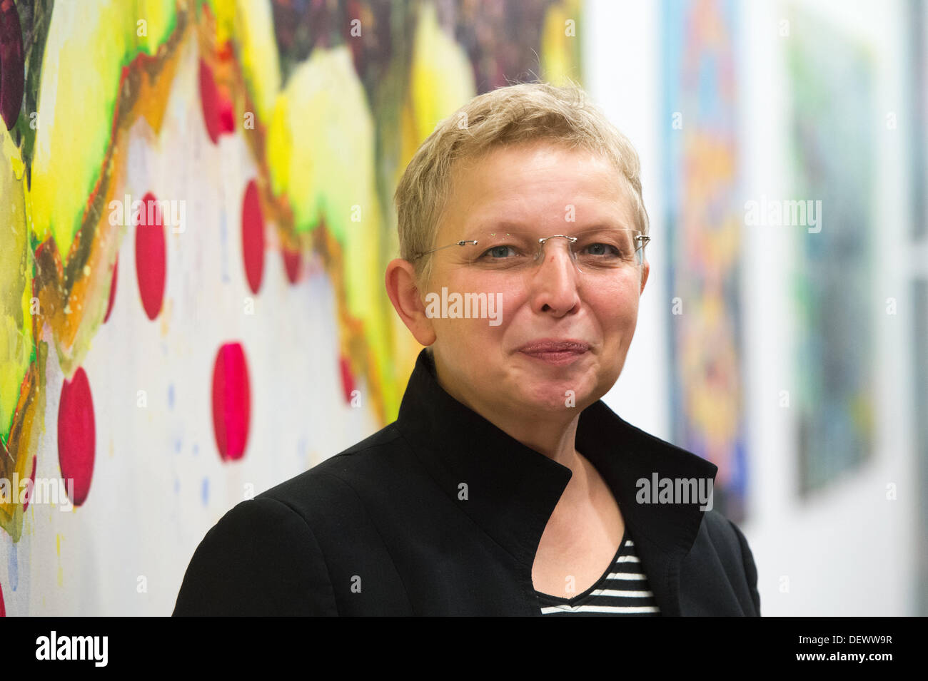 L'artiste Kirsten Kloeckner se trouve dans son exposition 'choisi : pillé art I et II" à l'Académie des Arts de Berlin, Allemagne, 20 septembre 2013. Photo : MAURIZIO GAMBARINI/dpa Banque D'Images