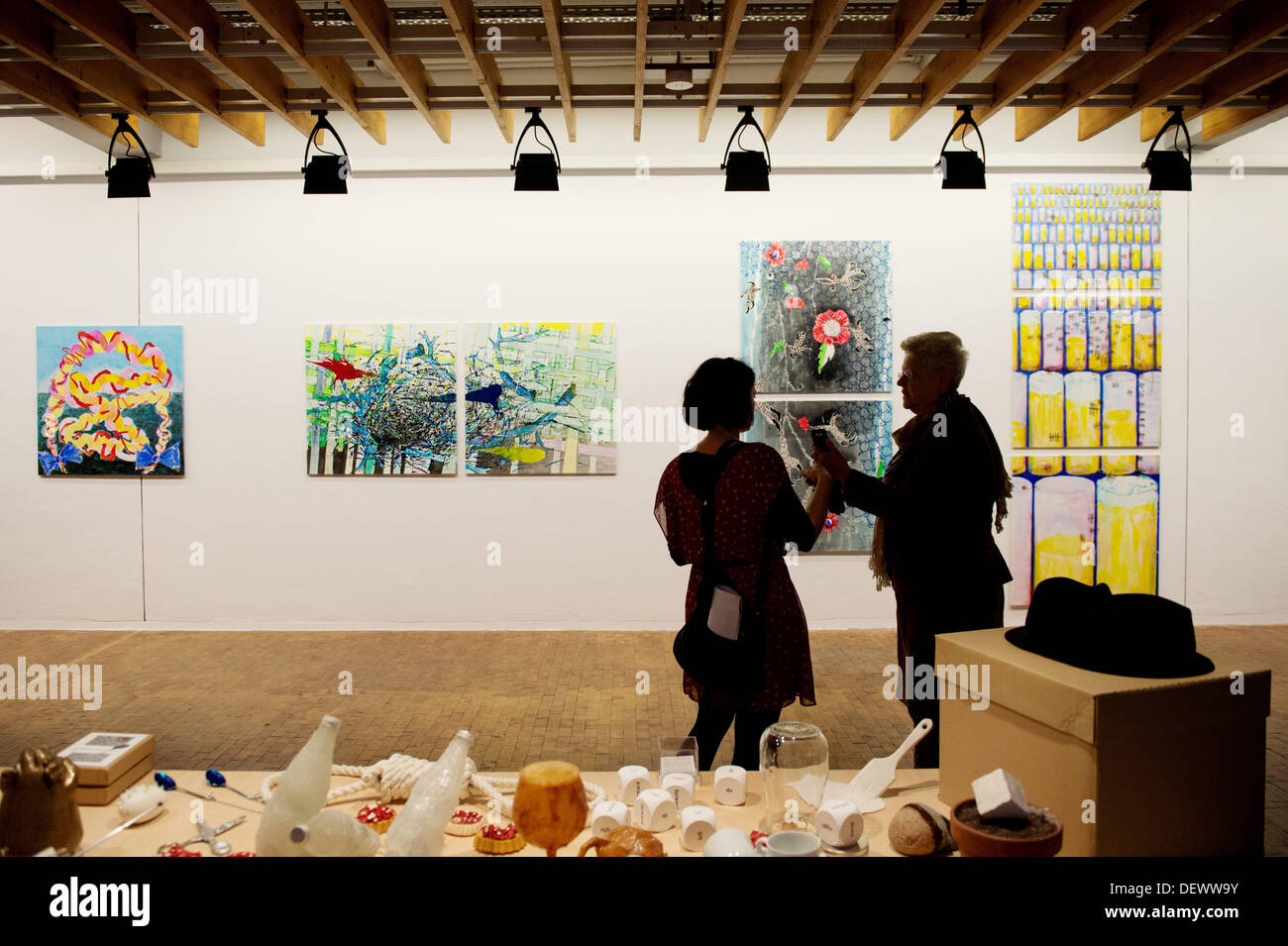 Les visiteurs regarder les œuvres dans l'exposition 'choisi : art pillés I et II" de l'artiste Kirsten Kloeckner à l'Académie des Arts de Berlin, Allemagne, 20 septembre 2013. Photo : MAURIZIO GAMBARINI/dpa Banque D'Images