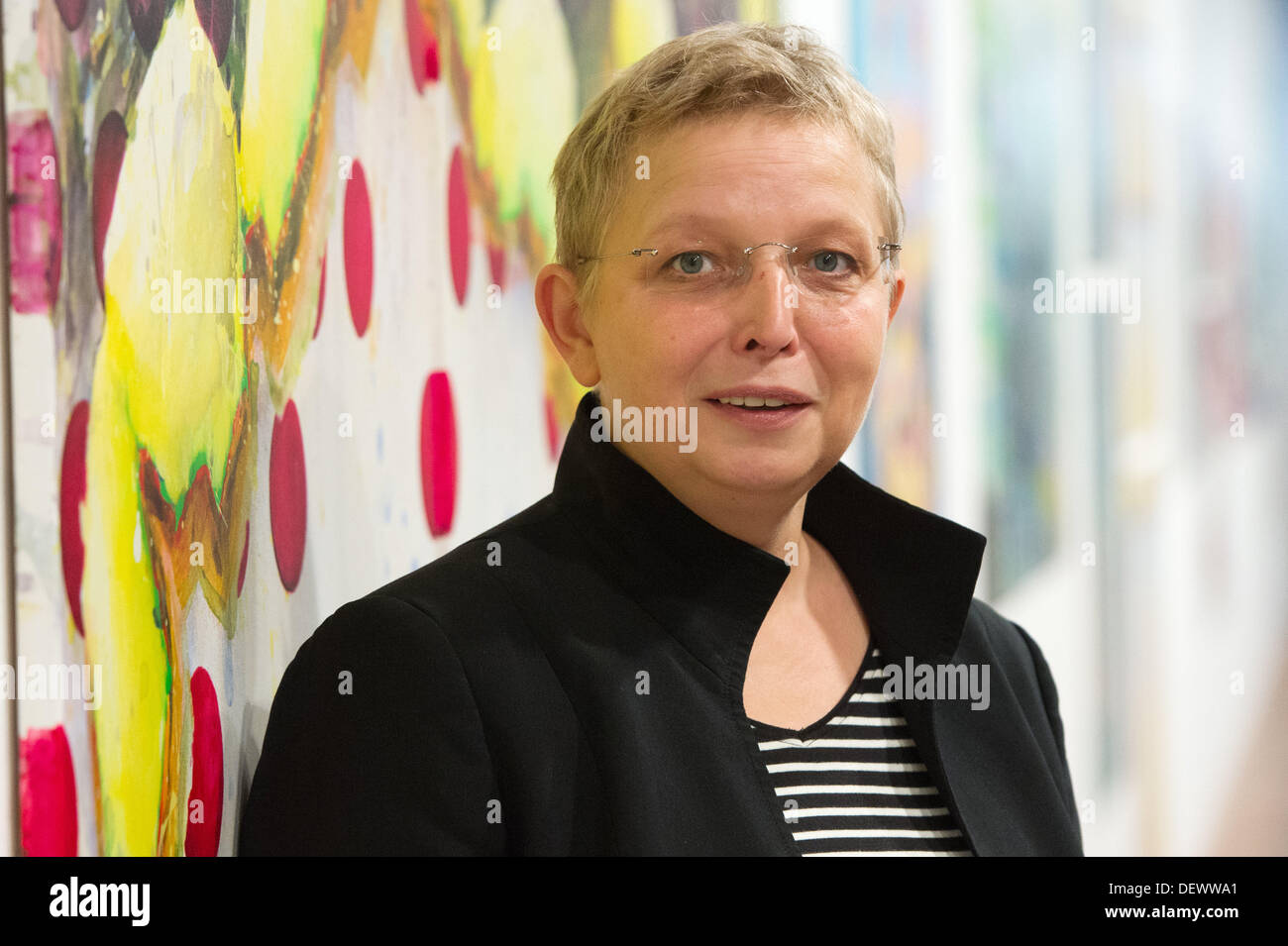 L'artiste Kirsten Kloeckner se trouve dans son exposition 'choisi : pillé art I et II" à l'Académie des Arts de Berlin, Allemagne, 20 septembre 2013. Photo : MAURIZIO GAMBARINI/dpa Banque D'Images