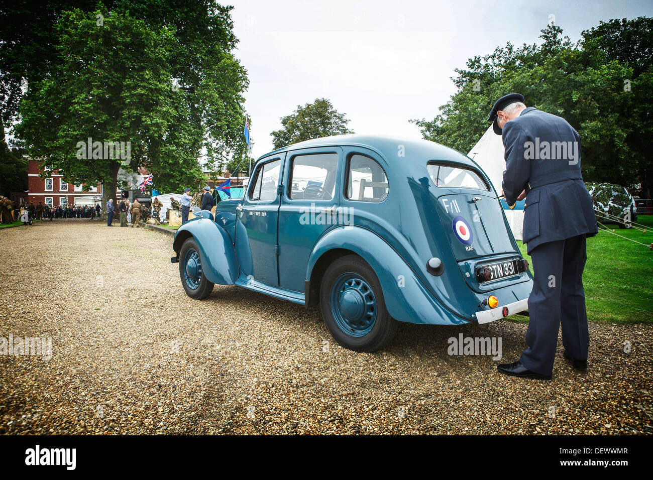Hillman Minx 1938 voiture à quatre portes Bleu Bleu RAF RAF et officier. Banque D'Images