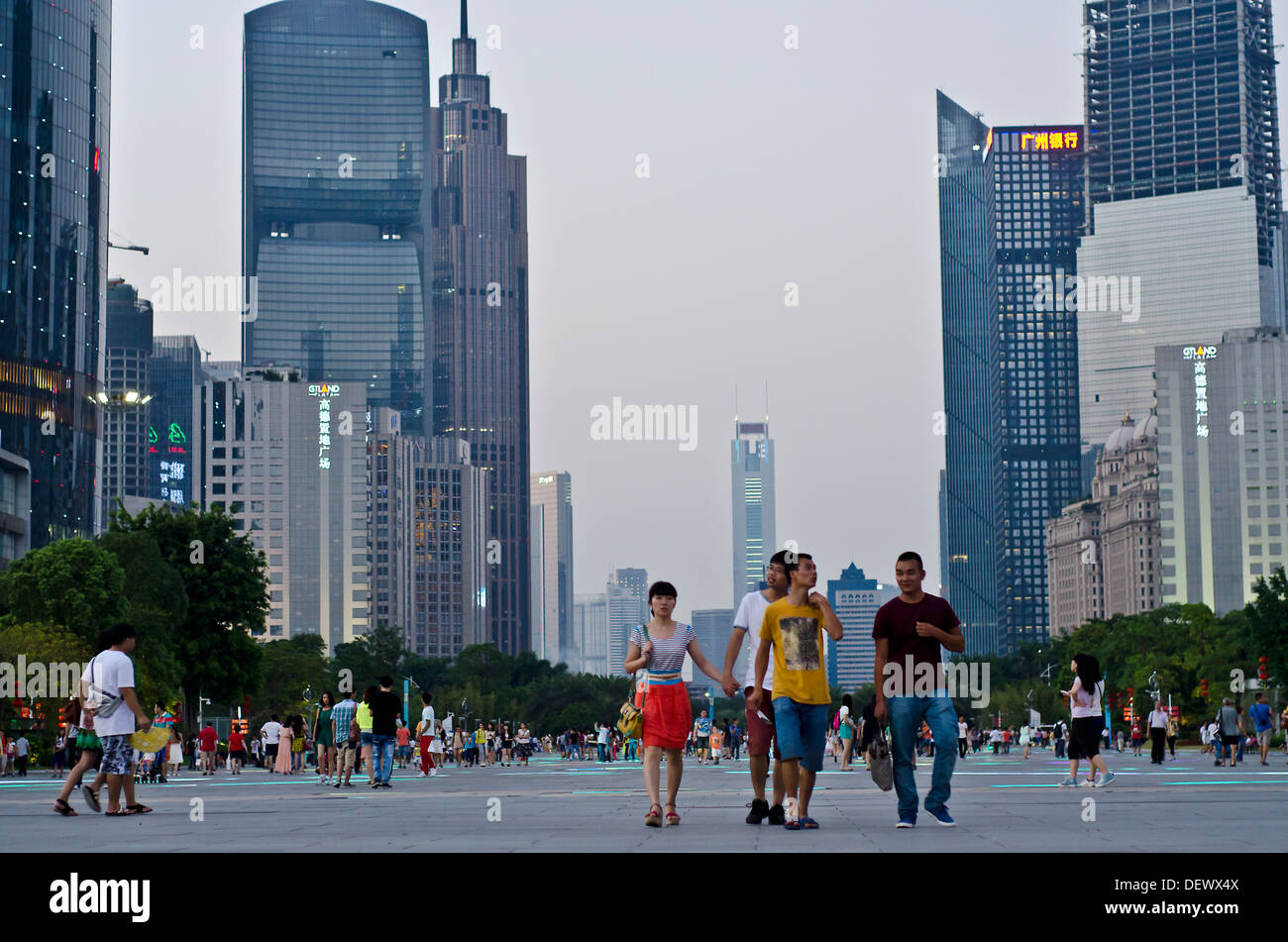 Les gens à pied , Guangzhou Zhujiang New Town Banque D'Images