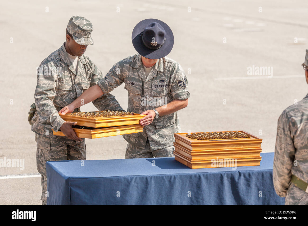 Direction et les aviateurs se préparer à la cérémonie au cours de monnaie United States Air Force l'obtention du diplôme de formation de base à San Antonio, Texas Banque D'Images