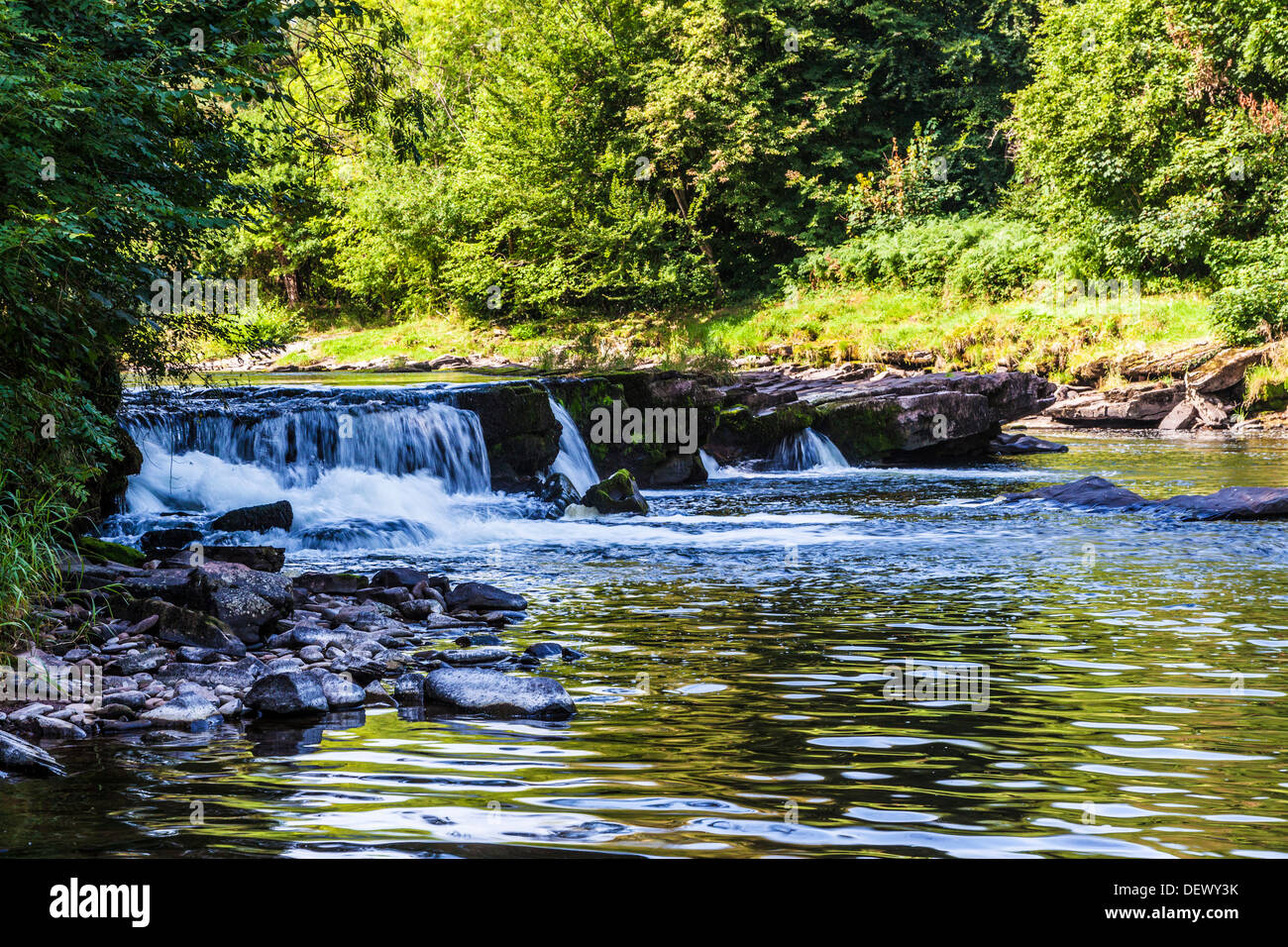 La rivière Usk près de Llangynidr dans le parc national de Brecon Beacons, le Pays de Galles. Banque D'Images