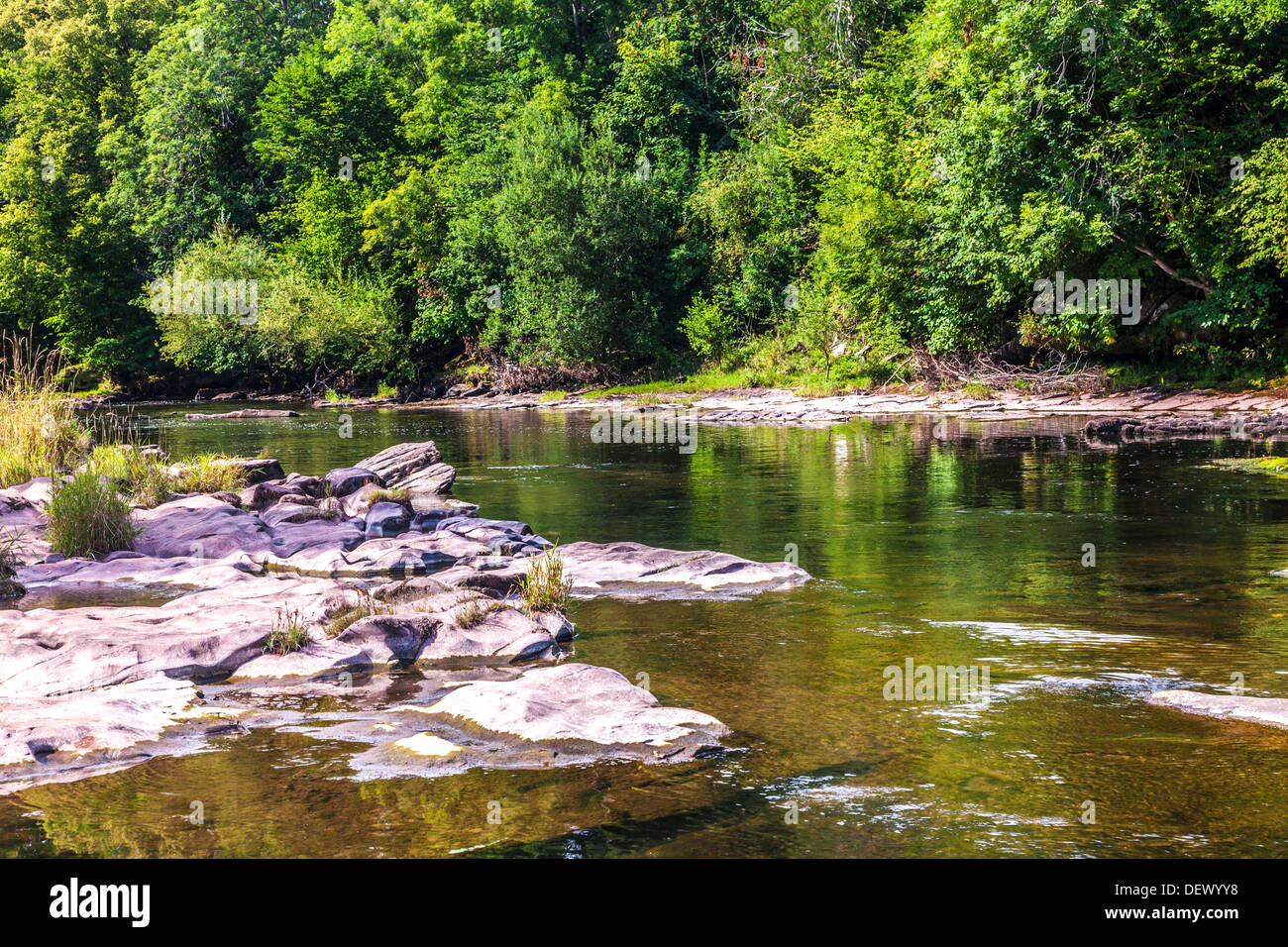 La rivière Usk près de Llangynidr dans le parc national de Brecon Beacons, le Pays de Galles. Banque D'Images