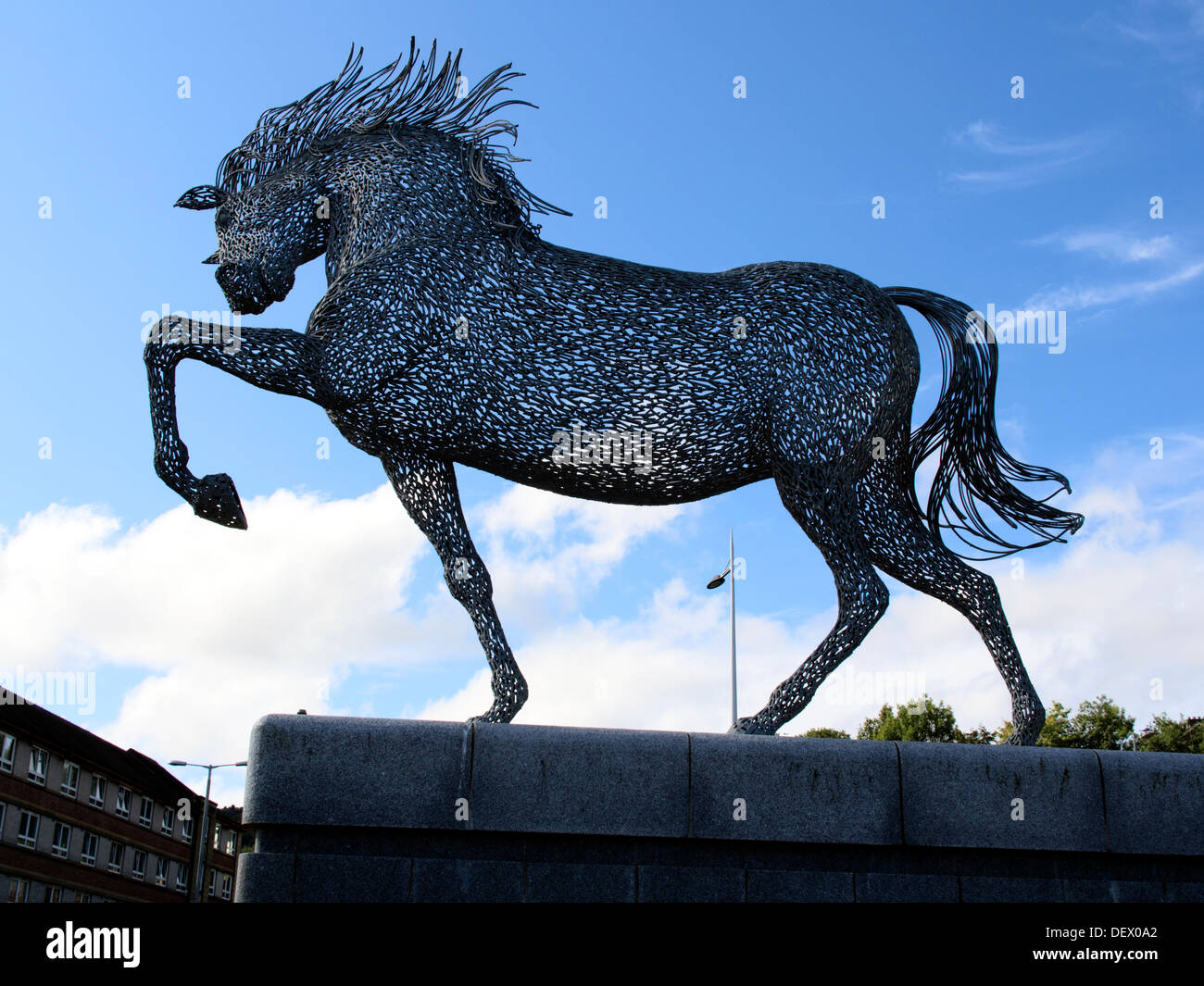 Le grillage de métal sculpture de gingembre le cheval dévoilé en 2011 dans la rue Cathcart, Greenock Banque D'Images