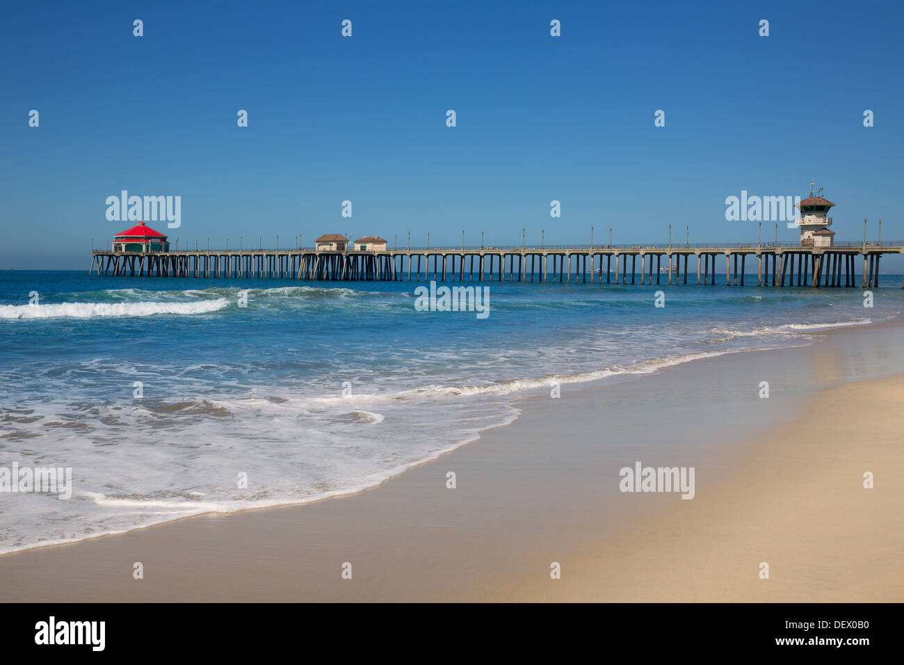 Huntington Beach Pier Surf City USA avec lifeguard tower à Caifornia Banque D'Images