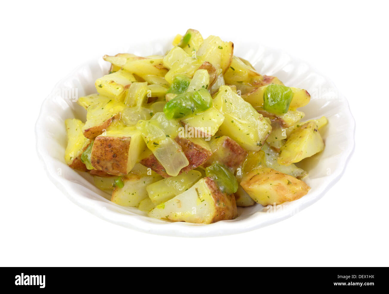 Un petit bol rempli d'une portion de pommes de terre rouges rôties avec oignons et poivrons verts dans une sauce au beurre léger. Banque D'Images