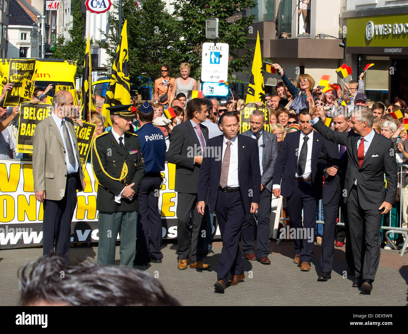 Hasselt, Belgique. 24 août, 2013. Le roi Philippe de Belgique avec sur la gauche montre contre la monarchie Hasselt, Belgique - Belgique 24 SEPTEMBRE : Le roi Philippe et la Reine Mathilde durant la blijde intredes, joyfull entrée tour à Hasselt. Hasselt, 24 Septembre 2013 Photo : Albert Nieboer-PRE : dpa Crédit photo alliance/Alamy Live News Banque D'Images