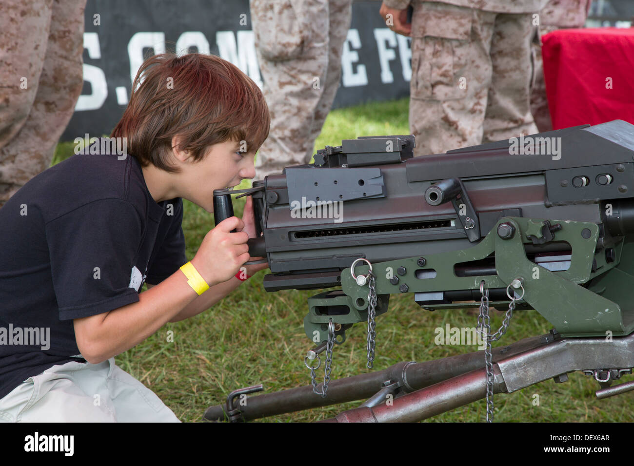 Un Scout gère une arme à un Marine Corps stand pendant un week-end à un rassemblement scout Detroit banlieue park. Banque D'Images