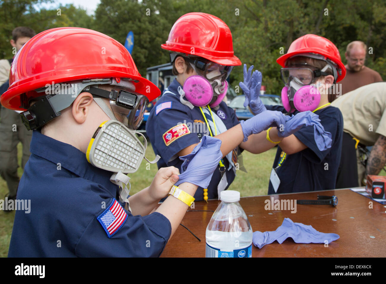 Louveteaux essayer sur scène de crime de collecte des éléments de preuve utilisés par le Michigan State Police à un rassemblement scout. Banque D'Images