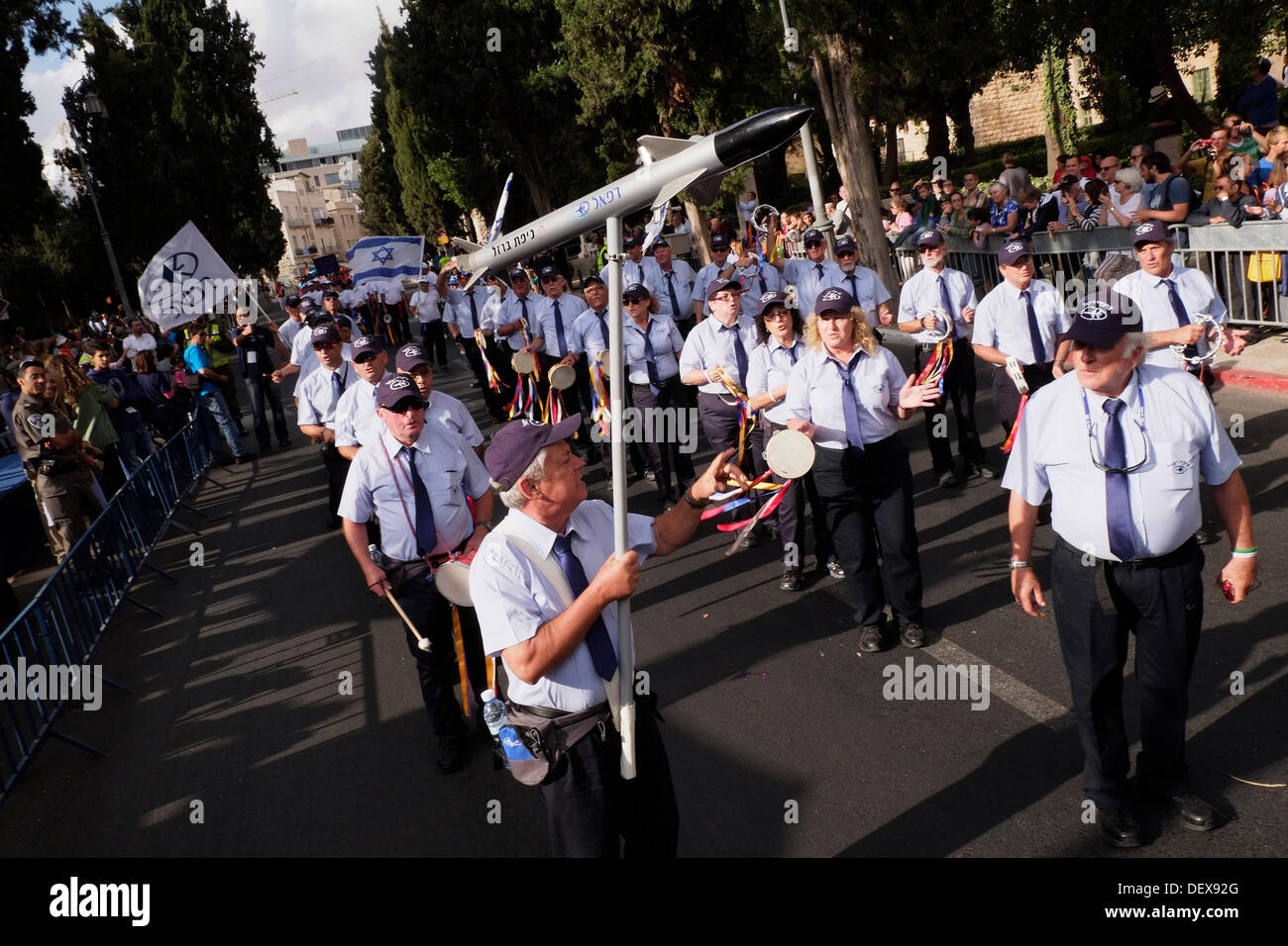 Rafael travailleurs de la société israélienne de technologie de défense portant un modèle de missile israélien prenant part à la marche annuelle de Jérusalem pendant la fête de Soukkot des Tabernacles. Le défilé est accueilli par l'Ambassade chrétienne internationale de Jérusalem (ICEJ) et attire des milliers de chrétiens du monde entier pour soutenir Israël. Banque D'Images
