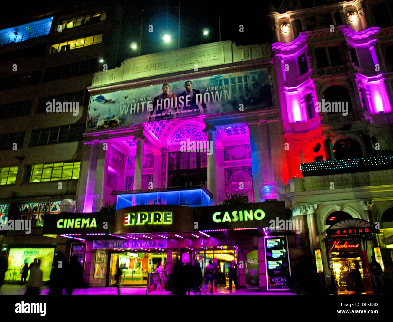 Cinéma Empire et Casino de nuit, Leicester Square, West End, Londres, Angleterre, Royaume-Uni Banque D'Images