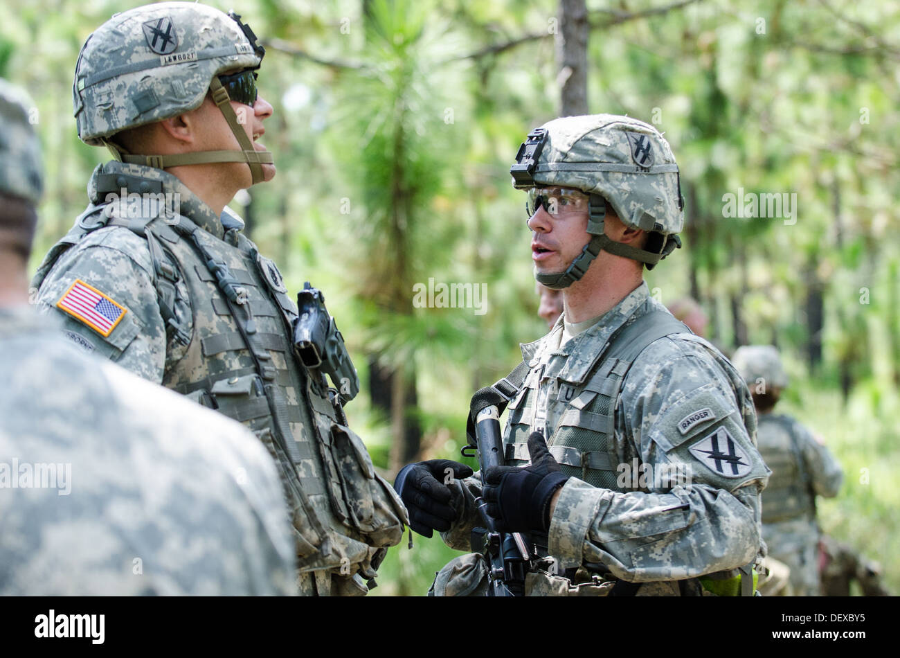 48Th Infantry Brigade Combat Team Command Sgt. Le Major Shawn Lewis et le Capitaine Matthew Johnston, commandant de la Compagnie Charlie 1-121 Infantry Battalion, discuter des observations à l'exercice d'attaque de peloton. Banque D'Images