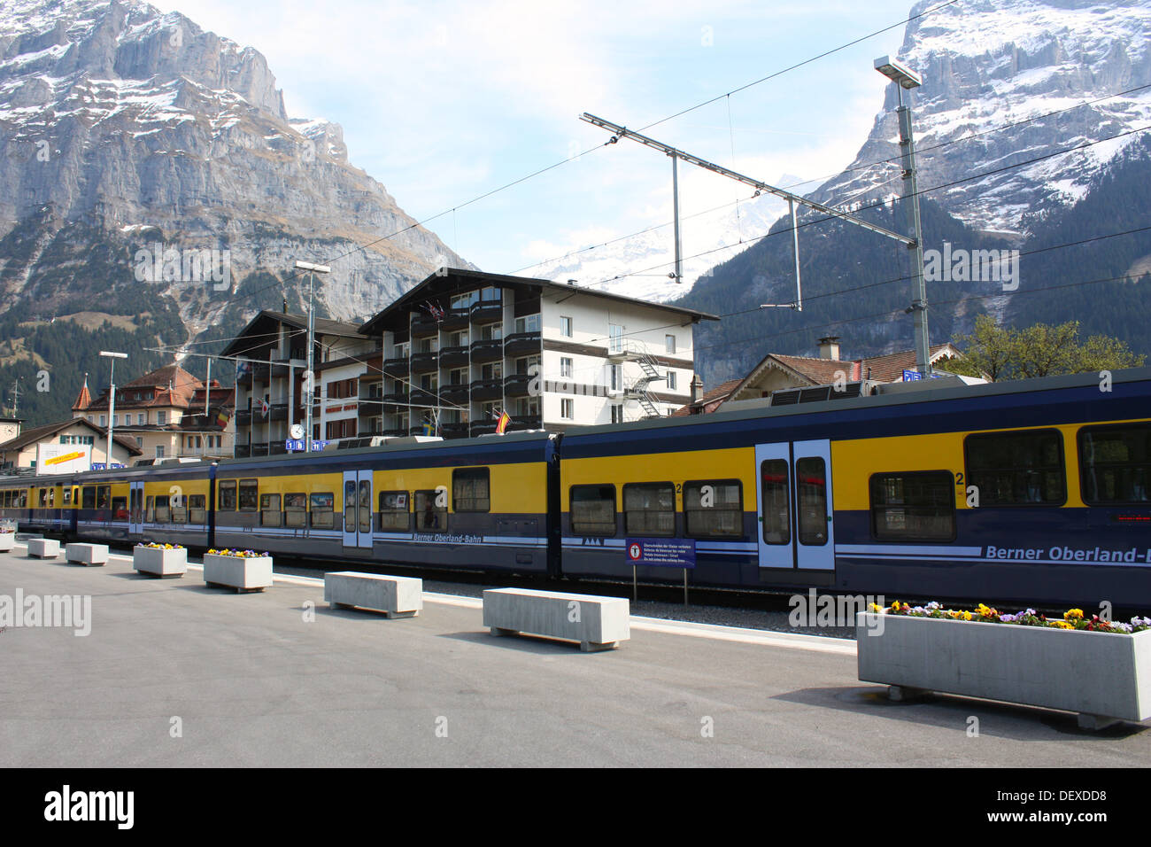 En train de voyageurs de la gare de Grindelwald en Suisse Banque D'Images