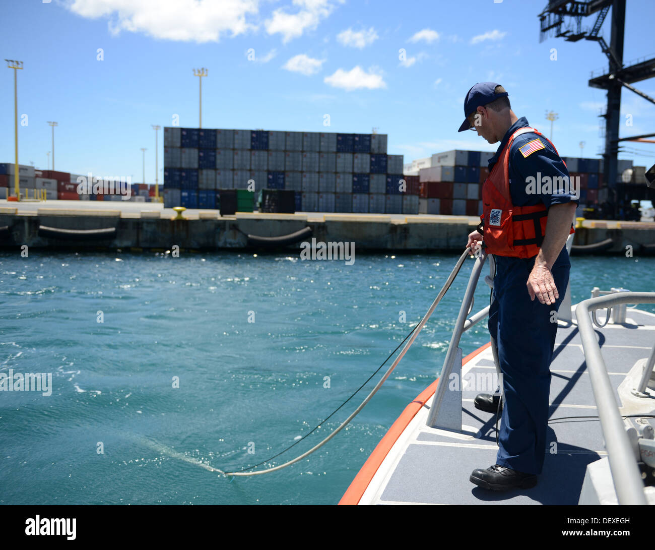 Garde côtière canadienne Maître de 1re classe James Moore avec la grève nationale interarmées de l'Atlantique, l'équipe de choc s'occupe de la qualité de l'eau un instrument utilisé pour contrôler les niveaux de pH et d'oxygène appauvri dans le port d'Honolulu, Honolulu, le 15 septembre 2013. Le personnel de la côte Banque D'Images