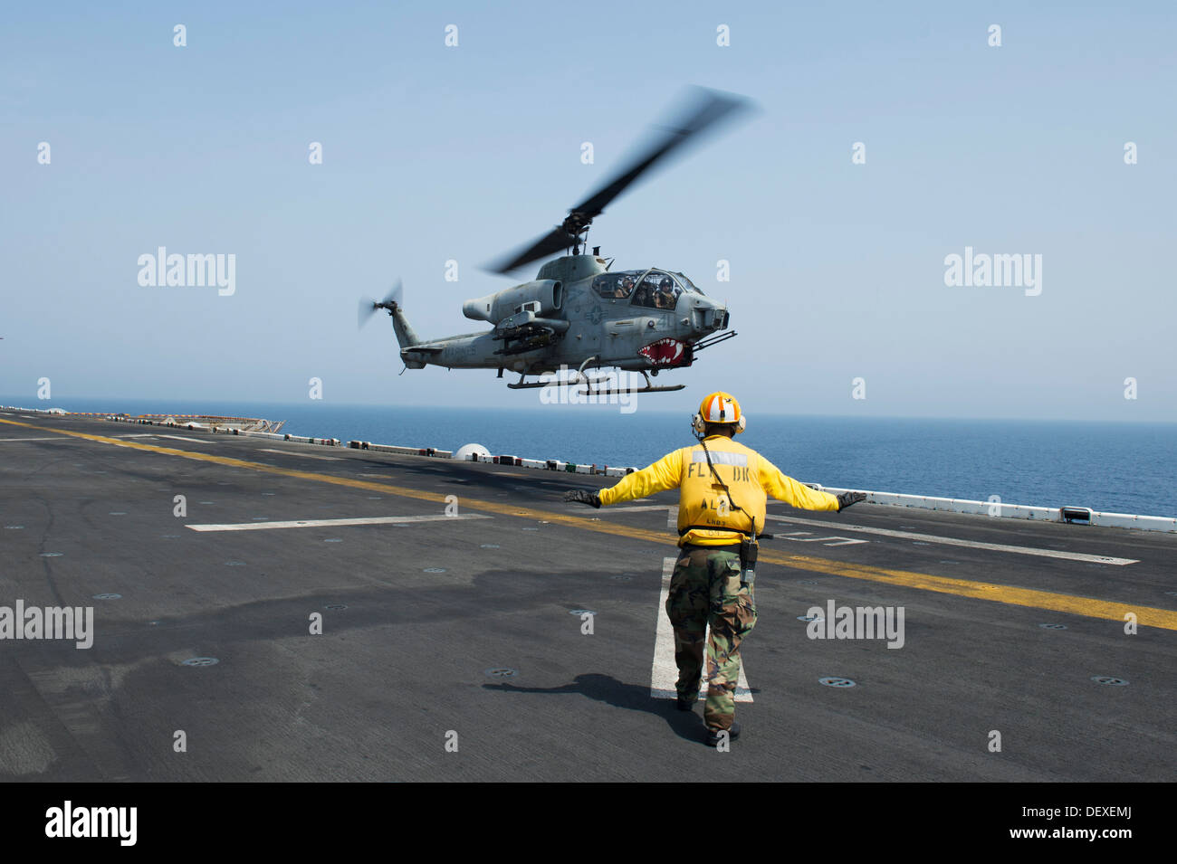 AH-1W Super Cobra du milieu marin de l'escadron à rotors basculants (VMM) 266 (rein) décolle de l'envol de l'assau amphibie Banque D'Images