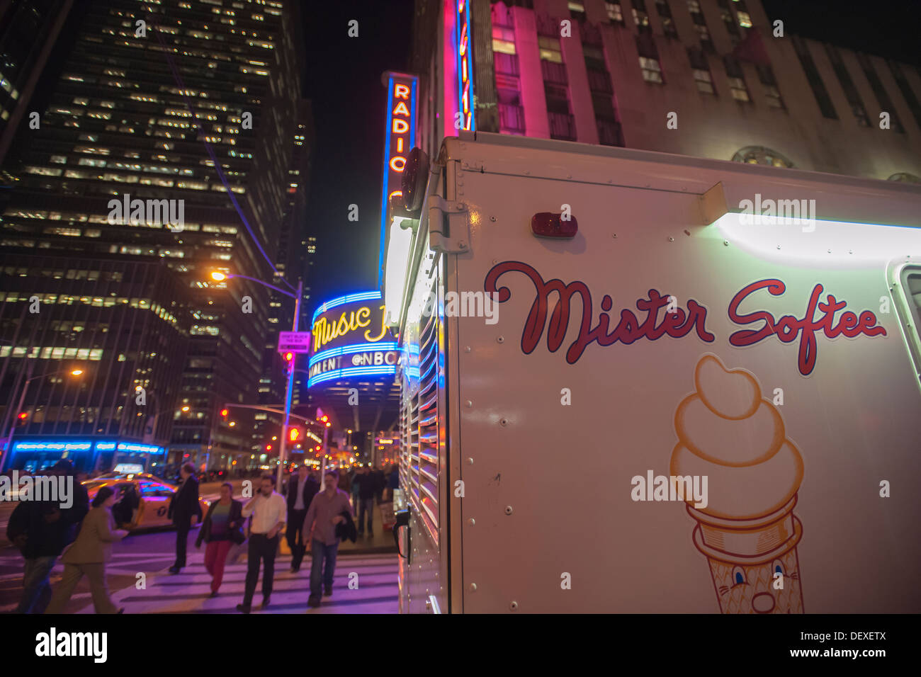 Un monsieur Softee soft camion de crème glacée à l'extérieur du Radio City Music Hall au centre de Manhattan à New York Banque D'Images