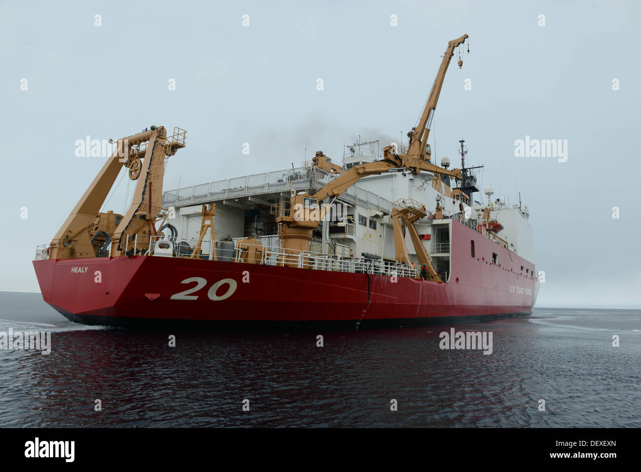 Les garde-côte Healy est présent dans l'océan Arctique, le 12 septembre 2013. L'équipage coupe effectue une série de missions scientifiques au-delà du cercle arctique en liaison avec la protection de l'Arctique 2013. Banque D'Images