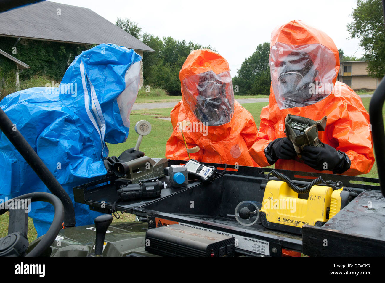 Les membres de la 61e équipe de soutien civil (CST), la Garde nationale de l'Arkansas, se préparer à entrer dans un bâtiment pour la recherche d'un laboratoire de fabrication de produits chimiques lors d'un exercice d'entraînement à Chilocco, Okla. Le scénario fait partie d'un exercice appelé "Eagle" whi Banque D'Images