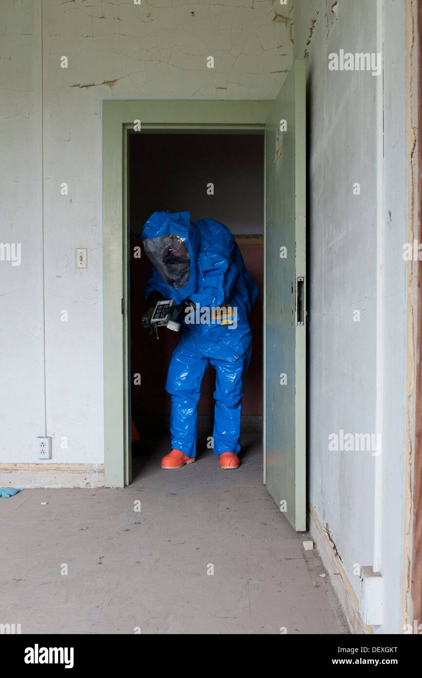 Un membre de la 61e équipe de soutien civil (CST), la Garde nationale de l'Arkansas, la recherche des signes de contamination chimique ou biologique au cours d'un exercice à Chilocco, Okla. Le scénario fait partie d'un exercice appelé "Eagle" qui a conduit l'allocation TOG Banque D'Images