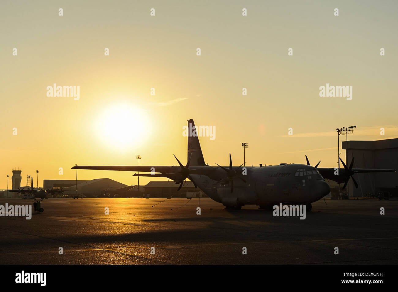 Un C-130J attend un équipage à commencer l'inspection prévol avant le décollage le 17 septembre 2013, à la base aérienne de Little Rock, Little Rock Arche abrite 25 pour cent du total de la U.S. Air Force C-130 flotte. Banque D'Images