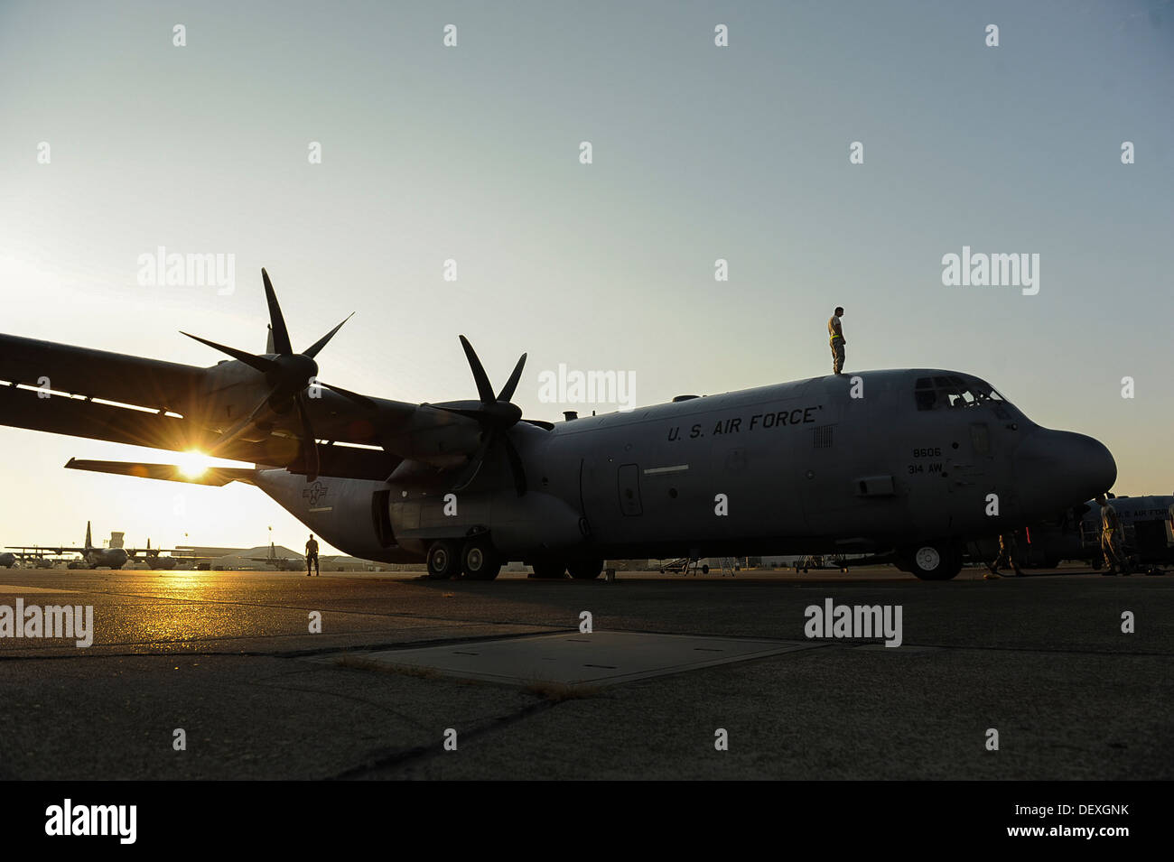 Les membres du 314e Escadron de maintenance de structures d'aéronefs Effectuez une inspection prévol de routine, le 17 septembre 2013, à Little Rock Air Force Base, arche. à un moment donné, environ 90 C-130 H/J sont sur la piste. Banque D'Images