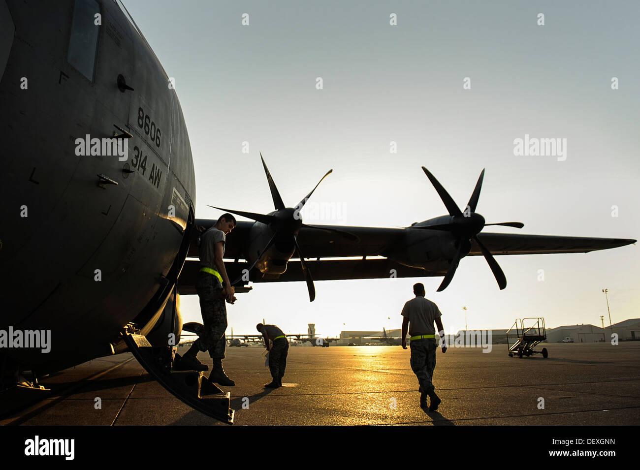 Les membres du 314e Escadron de maintenance de structures d'aéronefs Effectuez une inspection prévol de routine, le 17 septembre 2013, à la base aérienne de Little Rock, Little Rock est l'équipe de l'arche la maison de C-130 de transport aérien de combat et la plus grande flotte de C-130. Banque D'Images