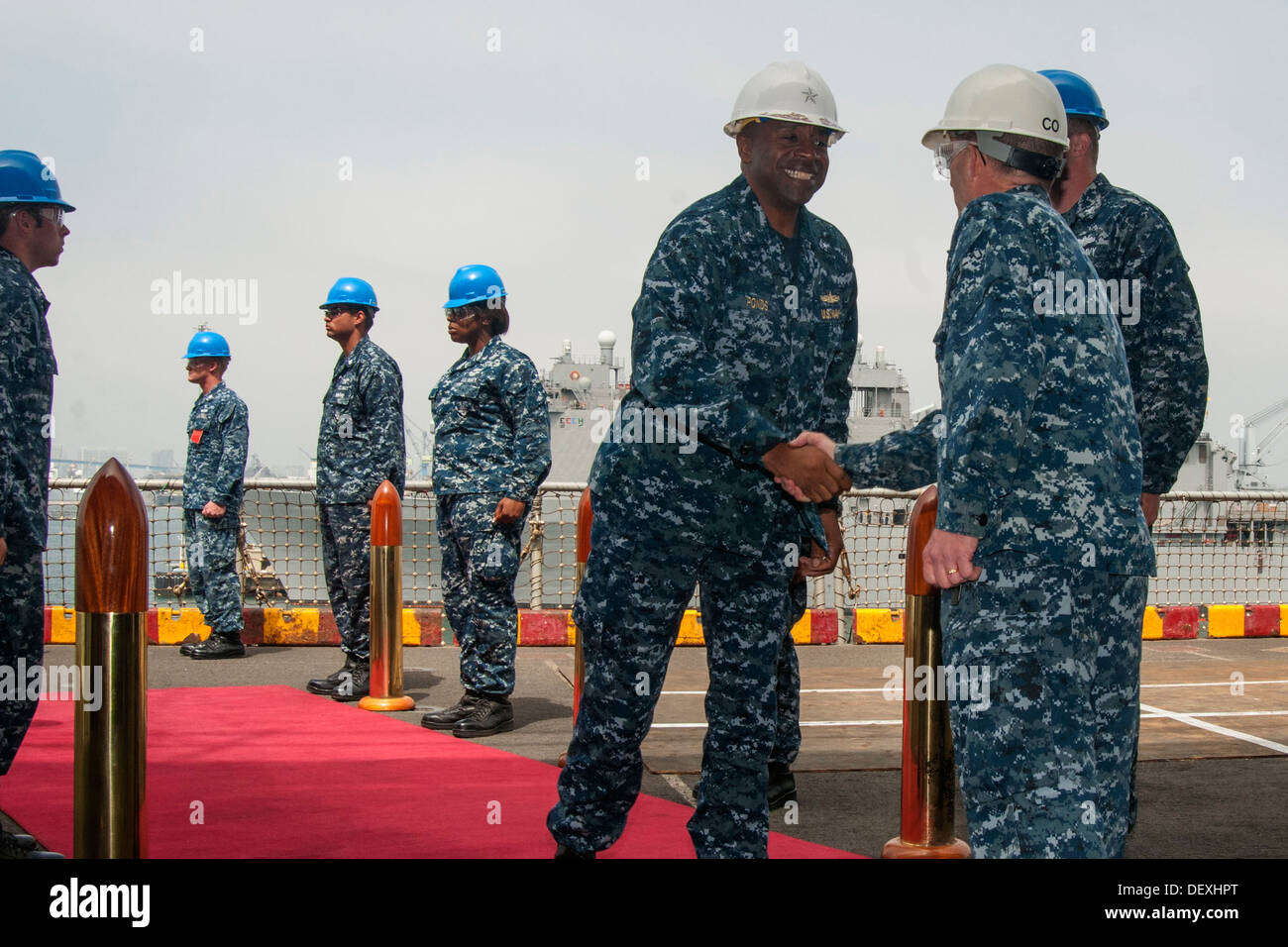 Groupe expéditionnaire, commandant de l'arrière 3 Adm. Frank L. accueille les étangs Capitaine John D. Deehr, commandant du navire d'assaut amphibie USS Peleliu (LHA 5). Peleliu est en ce moment à Naval Station San Diego pour des travaux de maintenance de la disponibilité. Banque D'Images