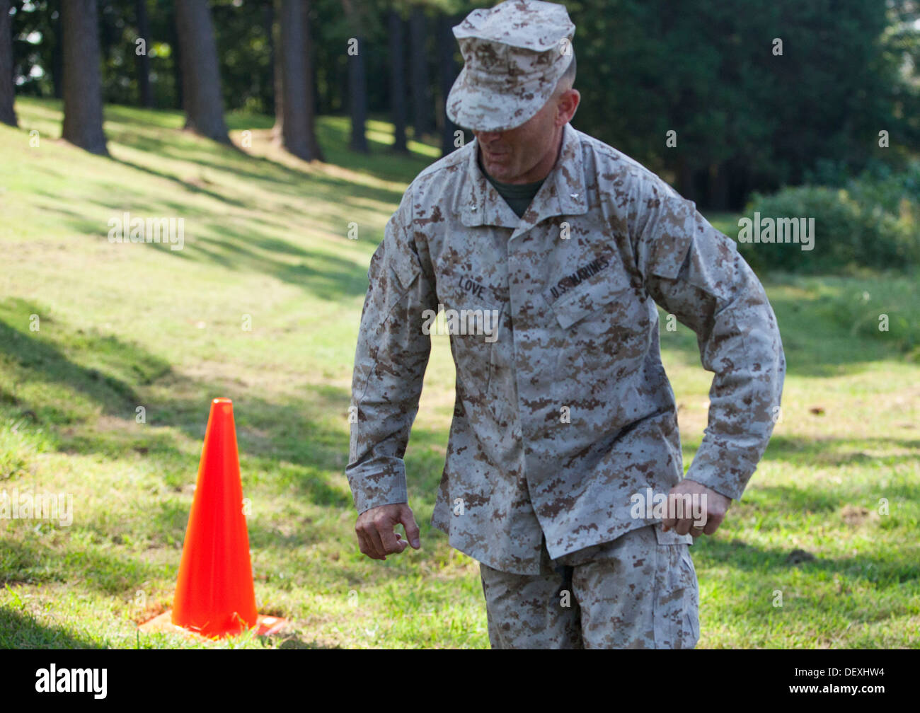 Le brig. Le général John Love, l'administrateur-général commandant pour II Marine Expeditionary Force, ressent les effets de l'Active Denial System at Joint Base Langley-Eustis, en Virginie, le 12 septembre 2013. La démonstration a été organisée par la Direction des armes non létales, Mixte Banque D'Images