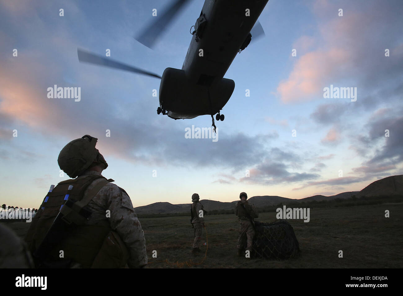 Un spécialiste de l'assistance d'Atterrissage Atterrissage, avec la Compagnie de soutien logistique de combat Regiment 17, 1er Groupe Logistique Maritime, montres que Banque D'Images