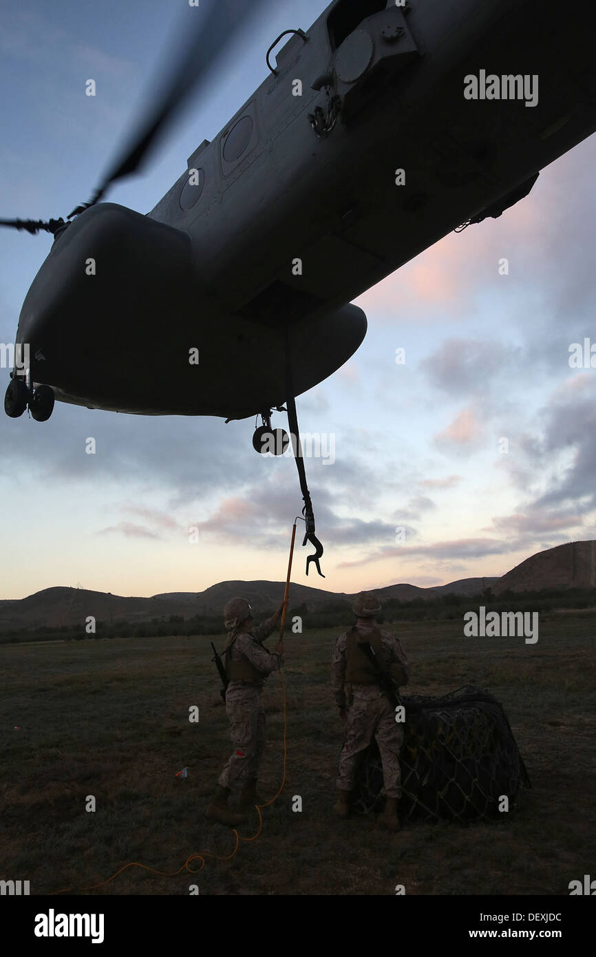 Marines avec l'atterrissage, la Compagnie de soutien logistique de combat Regiment 17, 1er Groupe Logistique Maritime cargo, fixer au bas d'une Banque D'Images