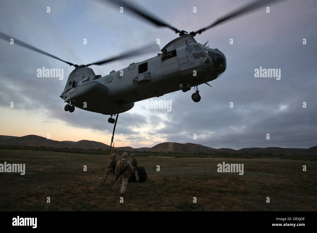 Marines avec l'atterrissage, la Compagnie de soutien logistique de combat Regiment 17, 1er Groupe Logistique Maritime cargo, fixer au bas d'une Banque D'Images