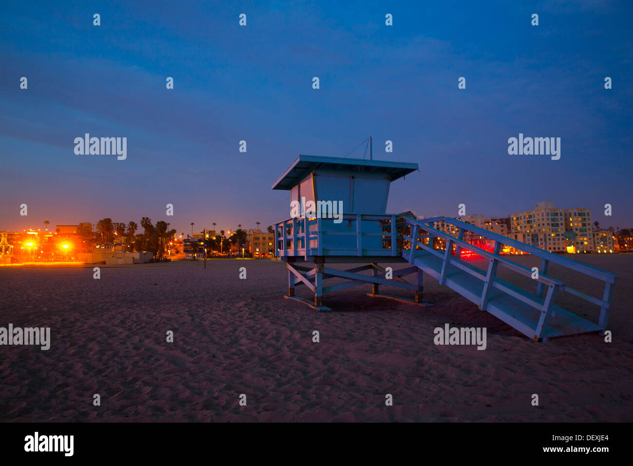 Santa Monica California Sunset lifeguard tower et glowing city aux Etats-Unis Banque D'Images