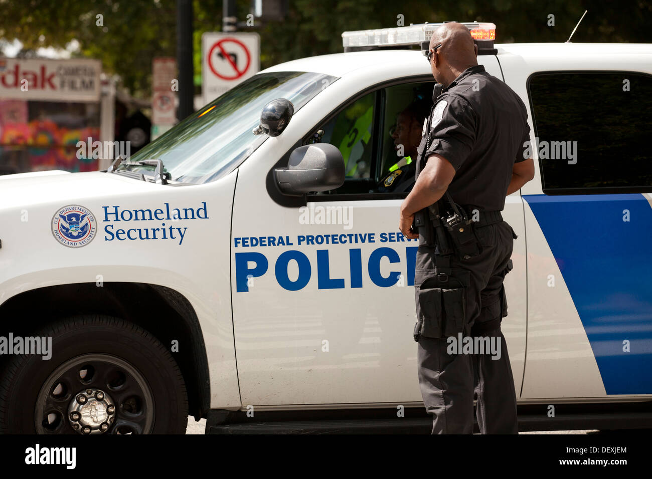 La sécurité intérieure debout à côté d'agent de police cruiser - Washington, DC Banque D'Images
