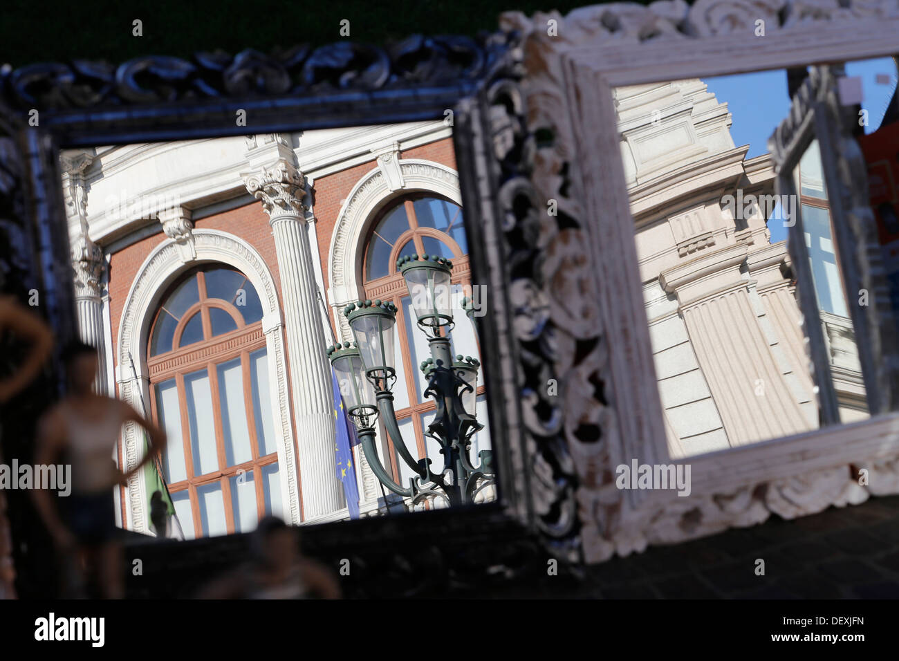 Deux miroirs qui reflètent les palais de la Piazza Carlo Alberto à Turin Banque D'Images