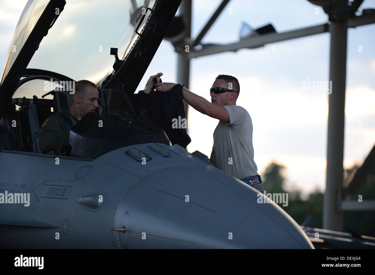 SHAW AIR FORCE BASE, L.C. - Un responsable affecté à la 20e Escadron de maintenance des aéronefs de l'Armée de l'air aide un pilote de F-16 affecté au 55e Escadron de chasse park et débarquer après l'atterrissage à Shaw Air Force Base 18 septembre 2013. La 55e FS vient de co Banque D'Images